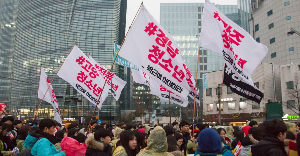 Seoul, South Korea, Nov 26th 2016: Hundreds of thousands of people gathered at the 5th rally in the rain to demand the ouster of President Park Geun-hye.