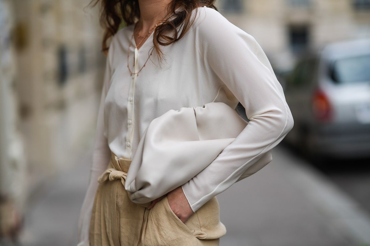 Giorgadze @katie.one wears beige linen and silk blend trousers