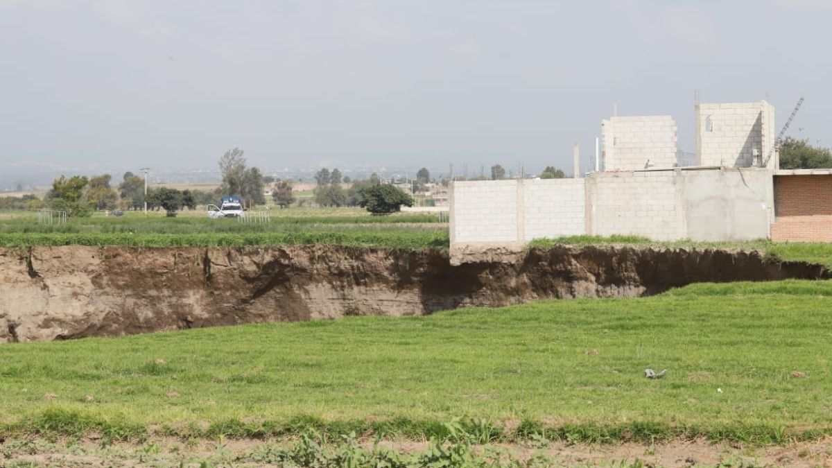 A video shows a house near the rim of a sinkhole in Mexico.