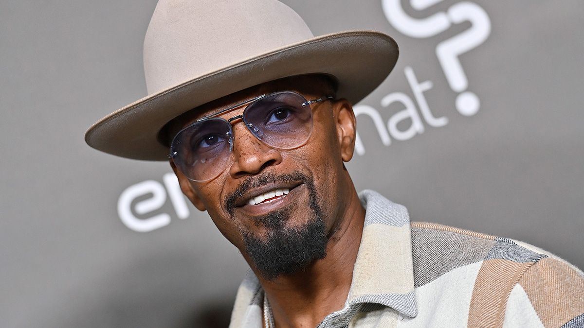 An unfounded rumor claimed that Jamie Foxx was left paralyzed and blind by a blood clot that resulted from a COVID-19 vaccination.