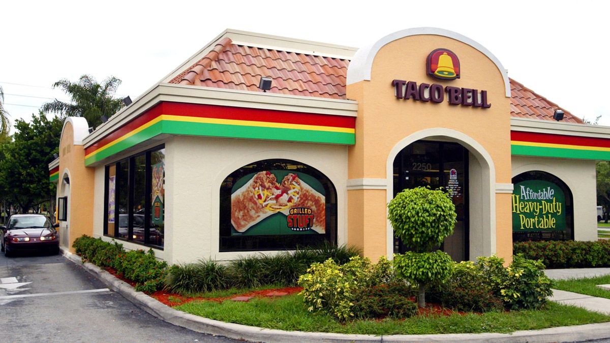 A story of a Taco Bell manager and a $2 dollar bill has been making the rounds online for decades.