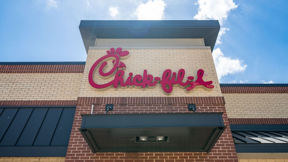 Online ads claimed that Chick-fil-A was closing down all of its restaurant locations in 2024.