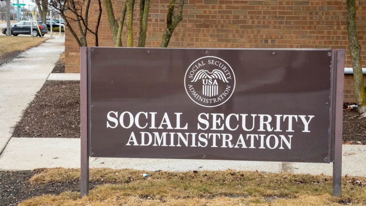 A brown sign says SOCIAL SECURITY ADMINISTRATION.