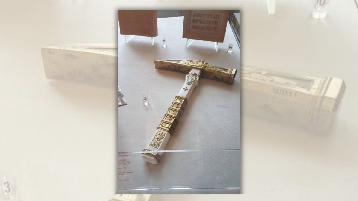 An image of an ornate silver and golden hammer. 
