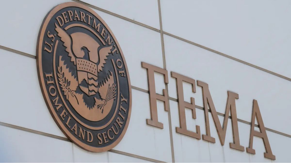 A sign on a white building says FEMA next toa symbol of an eagle with U.S. DEPARTMENT OF HOMELAND SECURITY on it.