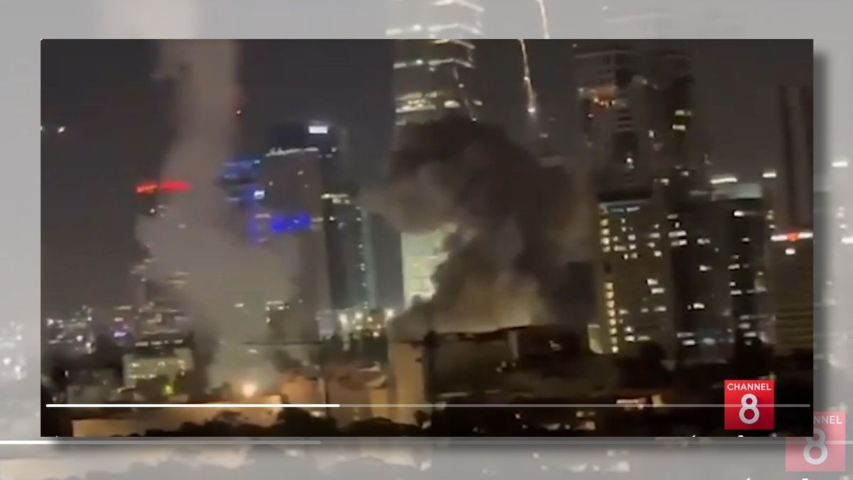Image shows Iranian missiles hitting Tel Aviv in June 2025.