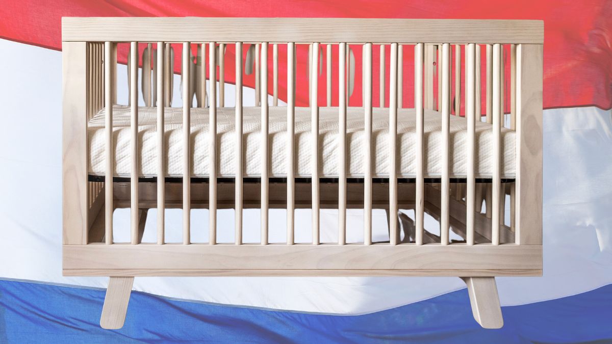 Illustration shows a crib with the Netherlands flag in the background.