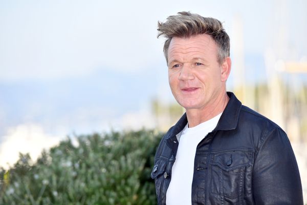A false rumor said that celebrity chef Gordon Ramsay directed his entire staff to "take a knee" and refuse service to Miami Dolphins players over national anthem protests against police brutality.