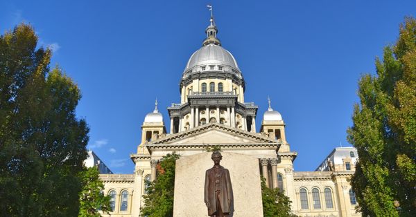 Exterior shot of Illinois State Capitol building