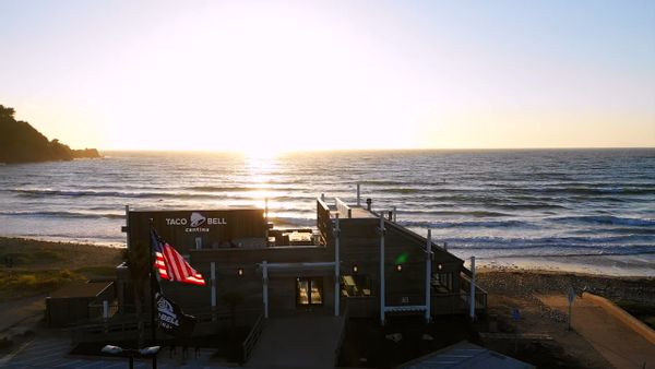 An oceanfront Taco Bell in Pacifica California serves adult beverages with alcohol.