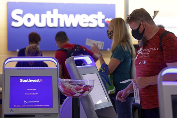 The claim is that a Southwest Airlines pilot or other employee hung a Gadsen flag that said don't tread on me from a cockpit on a grounded plane.