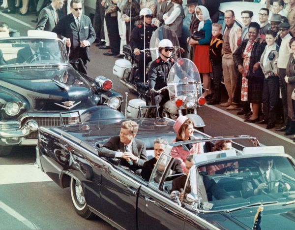 It's true that there are pictures of former US President John F. Kennedy's bloodstained bloody shirt from the day he was assassinated.