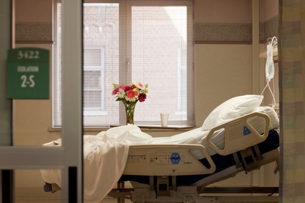 An old Facebook post from Derrick Smit or Smith asked who's going to pay for it about a hospital patient dying of COVID-19 who was asking about healthcare finances.