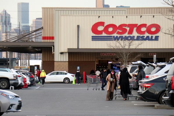 An online advertisement claimed that Costco stopped selling and discontinued its Dungeness crab and maybe even its crab legs from the seafood department.