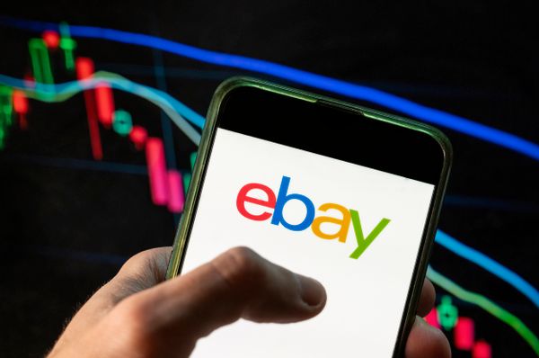 An eBay email scam sends thanks and an order confirmation for a supposed Axel Panel Platform Bed.