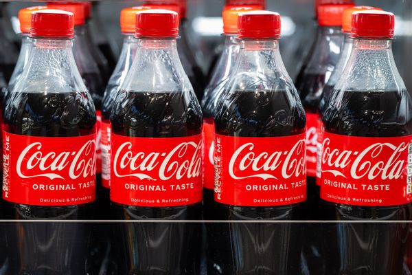 An online advertisement said to always place Coca-Cola or Coke on your tires or wheels when traveling alone and claimed to explain here's why.
