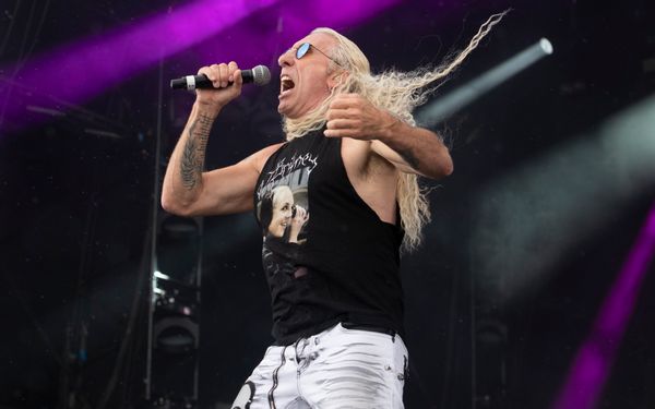 A headline about Ukrainian President Volodymyr Zelenskyy read Ukraine Rejects Dee Snider's Offer To Use We're Not Gonna Take It As BattleCry.