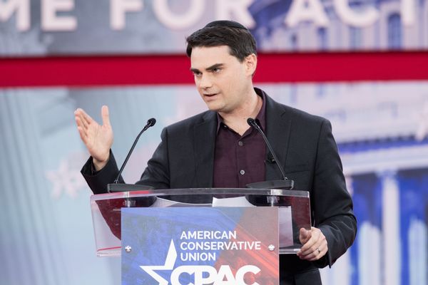 Conservative commentator Ben Shapiro never tweeted look how beautiful my sister looks nor did he tweet about fantasizing about a hot sister.