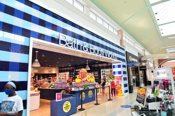A viral Facebook post appeared to claim that Bath & Body Works products cause infertility and damage to organs and referenced a safety data sheet and also said that EWG ratings are purchased.