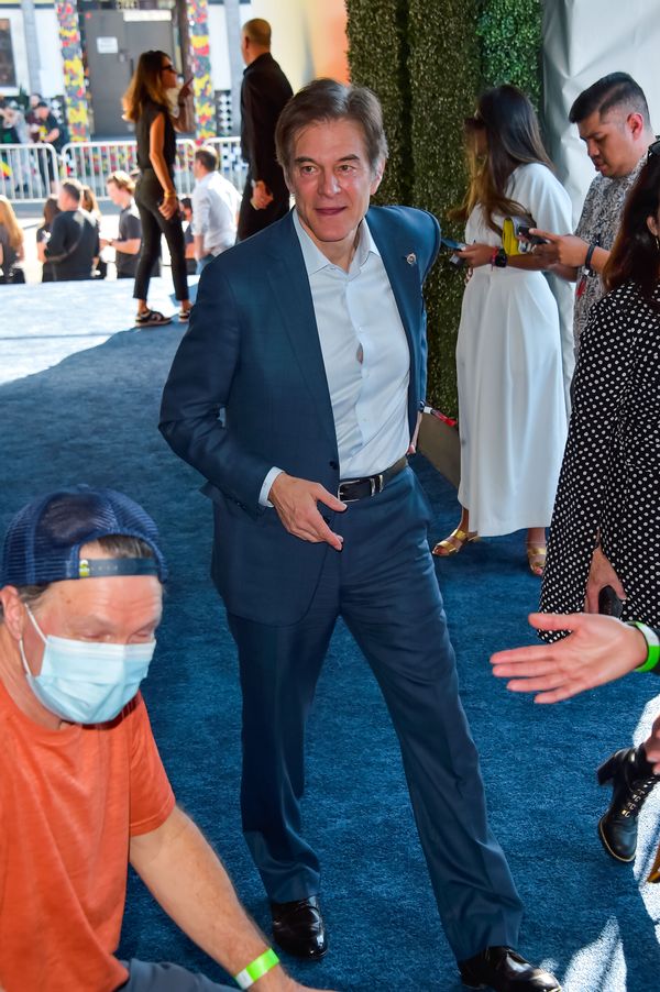 Texts claimed that America mourns Dr. Oz and claimed he died and was dead but it was all a death hoax to sell Smilz CBD gummies.