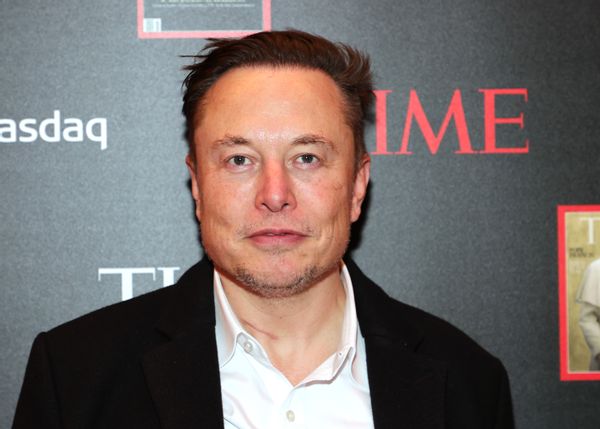 Elon Musk announced in an answer that he would be for the idea of unbanning former US President Donald Trump, meaning he would reverse the ban made in January 2021.