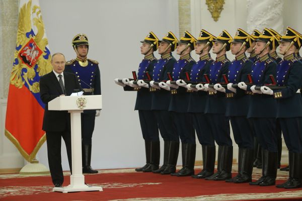 A rumor said that Russia President Vladimir Putin's legs were shaking shifting and buckling during a recent awards ceremony in a video clip.