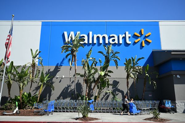 A Facebook scam claimed that Walmart was offering a shopping surprise spree to five winners in honor of Ukraine's 31st Independence Day.
