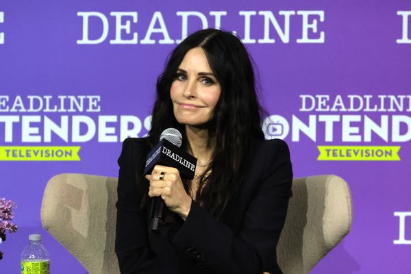 An online ad claimed that a picture showed Courteney Cox's true appearance without and with no makeup.