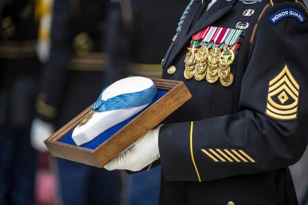 Readers asked us by email about an article that said an old U.S. veteran named Jacob Rivas had to resort to selling his medals in order to buy groceries.
