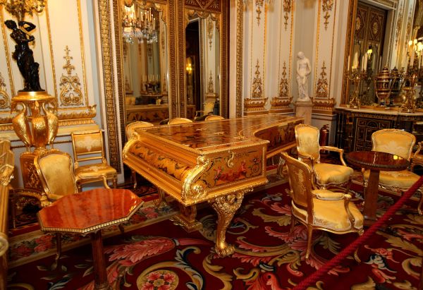 A tweet claimed that Queen Elizabeth II once posed in front of a gold piano that was stolen from Saddam Hussein in Iraq during the Persian Gulf War.