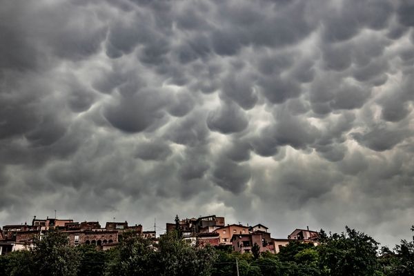 mammatus storm clouds
