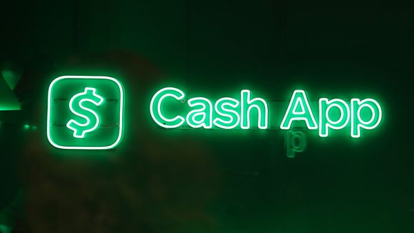 This Cash App scam email about a deposit of $500 led to hidden subscription scams on so-called gadget and consumer websites.