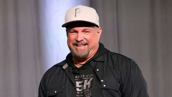An online article claimed that Garth Brooks' new bar was cancelling its grand opening after investor troubles.