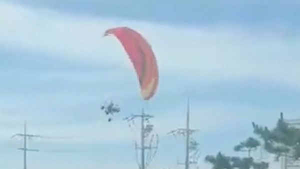 This video does not show a Hamas militant paraglider colliding with a power line.