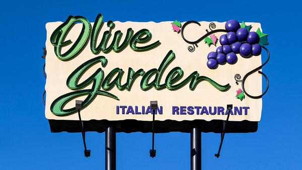 Olive Garden is not closing all restaurants and store locations, going bankrupt or going out of business for other reasons, despite ads seen on Facebook and Instagram.
