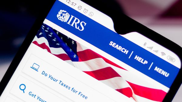 A rumor in Google trending searches claimed the IRS was issuing 8700 dollar stimulus checks to qualifying Americans.